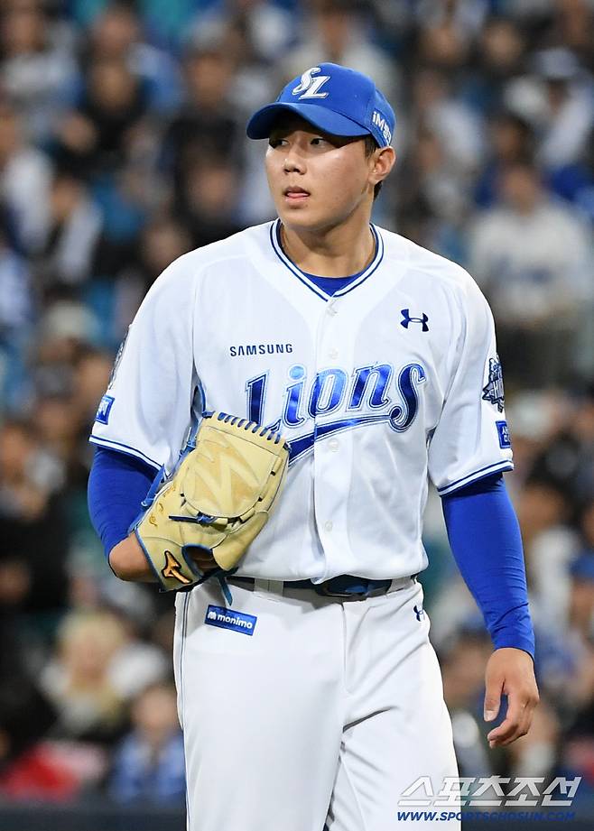 14일 대구 라이온즈파크에서 열린 삼성과 SSG의 준PO 4차전. 8회초 무사 3루 역전 위기에서 마운드에 올라 SSG 에레디아, 한유섬을 삼진 처리한 삼성 배찬승이 마운드에서 내려오고 있다. 대구=박재만 기자 pjm@sportschosun.com/2025.10.14/