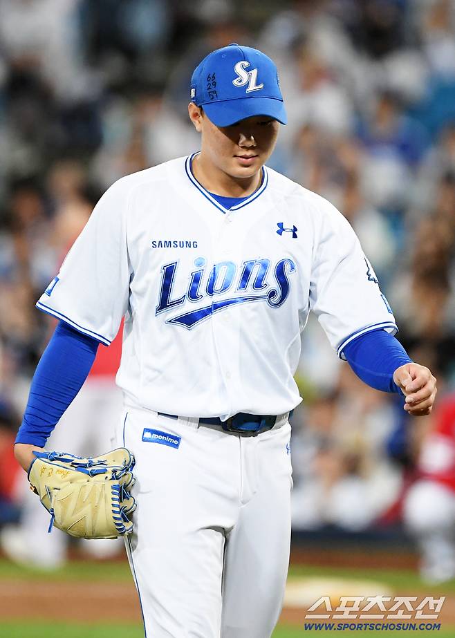 14일 대구 라이온즈파크에서 열린 삼성과 SSG의 준PO 4차전. 8회초 무사 3루 역전 위기에서 마운드에 올라 SSG 에레디아, 한유섬을 삼진 처리한 삼성 배찬승이 마운드에서 내려오고 있다. 대구=박재만 기자 pjm@sportschosun.com/2025.10.14/