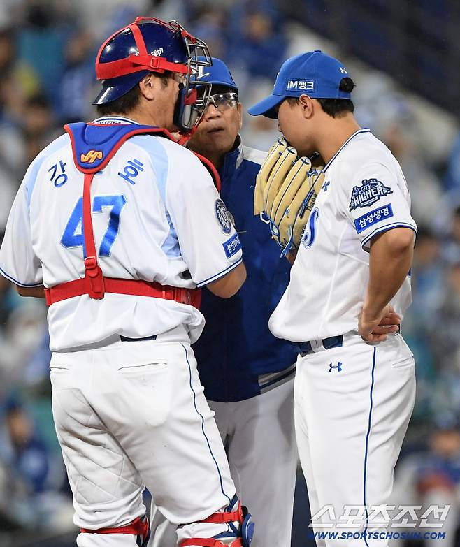 13일 대구 라이온즈파크에서 열린 삼성과 SSG의 준PO 3차전. 삼성 배찬승이 마운드를 찾은 최일언 코치와 대화를 나누고 있다. 대구=박재만 기자 pjm@sportschosun.com/2025.10.13/