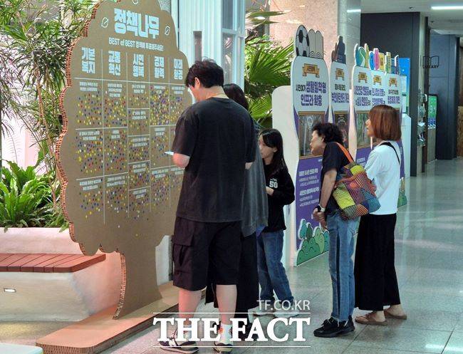 시민들이 ‘혁신·우수사례 전시회’에서 ‘BEST of BEST 사례’를 투표하고 있다. /부천시