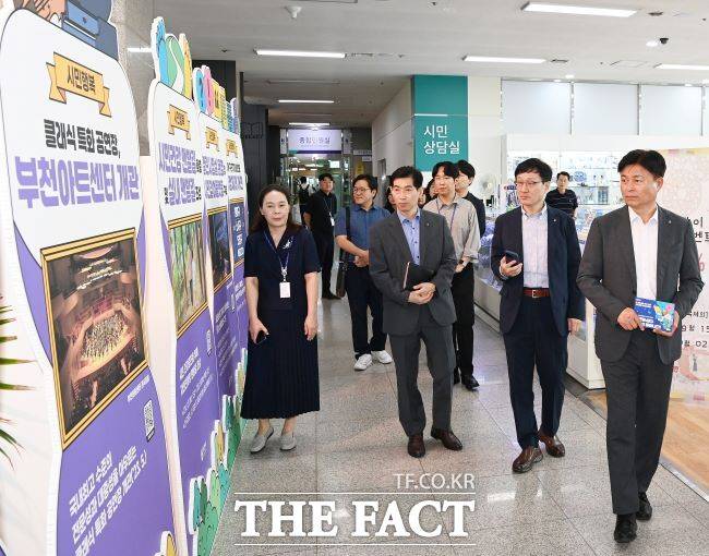 조용익 부천시장(오른쪽)이 '혁신·적극행정 우수사례 전시회'를 둘러보고 있다. /부천시