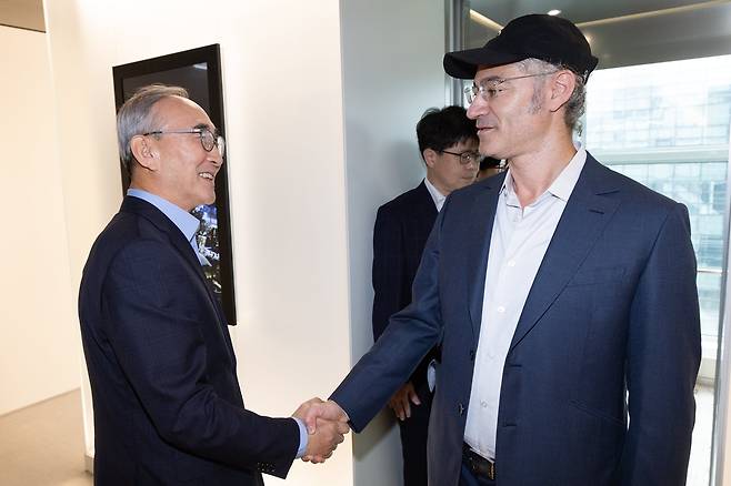 알렉스 카프(오른쪽) 팔란티어 CEO가 14일 김영섭 KT 대표와 악수를 하고 있다. KT와 팔란티어는 첫 CEO 회동을 갖고 팔란티어 플랫폼 확산 방안에 대해 논의했다. /KT