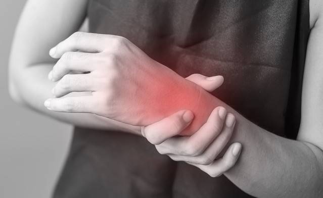 관절 주위에 염증을 일으키는 류마티스관절염의 새 치료 전략이 제시됐다. 게티이미지뱅크 제공.