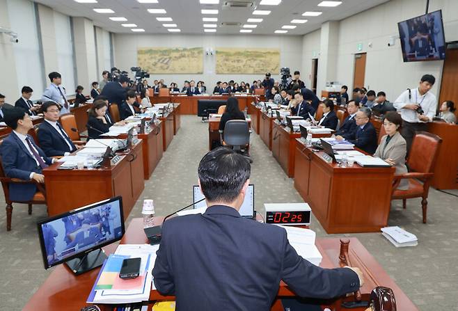 14일 서울 여의도 국회에서 열린 교육부, 국가교육위원회 등에 대한 교육위원회 국정감사에서 김영호 교육위원장이 이배용 전 국교위원장 등 불출석 증인에 대한 동행명령장 발부 건을 의결하며 의사봉을 두드리고 있다. 연합뉴스