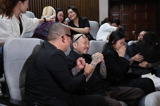 2025년 9월25일 서울 영등포구 국회 본회의장에서 문신사법안이 가결되자 본회의장 방청석에 있던 문신사들이 기뻐하고 있다. 연합뉴스