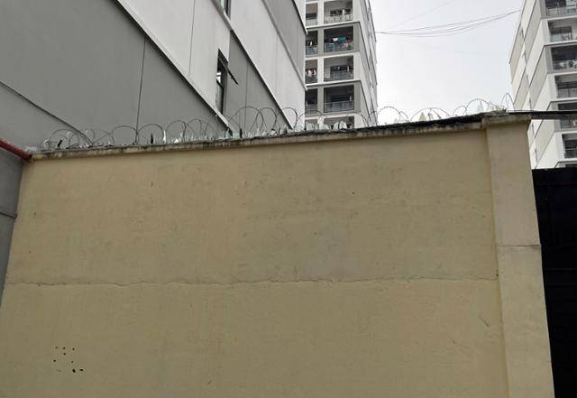 15일 캄보디아 시아누크빌의 한 범죄 단지 벽에 쇠창살과 유리 조각이 놓여 있다. 탈출을 방지하기 위한 것으로 추정된다. 시아누크빌=허경주 특파원