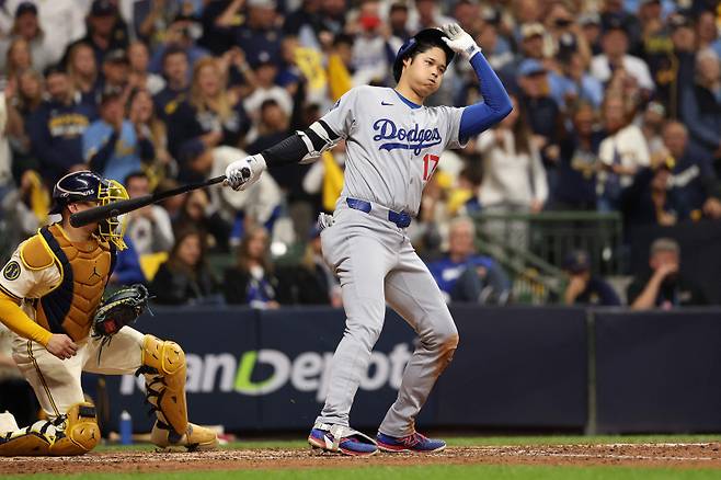 <yonhap photo-3212=""> 오타니가 15일 밀워키와의 챔피언십시리즈 2차전에서 타격을 하고 있는 모습. 그는 이 경기에서 안타 1개를 쳤지만, 삼진 3개를 당했다. Michael Reaves/Getty Images/AFP (Photo by Michael Reaves / GETTY IMAGES NORTH AMERICA / Getty Images via AFP)/2025-10-15 11:43:32/ <저작권자 ⓒ 1980-2025 ㈜연합뉴스. 무단 전재 재배포 금지, AI 학습 및 활용 금지></yonhap>