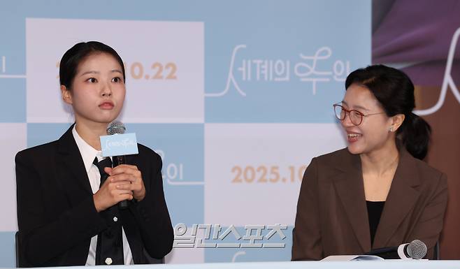 배우 서수빈, 윤가은 감독이 15일 오후 서울 용산구 CGV용산아이파크몰에서 열린 영화 '세계의 주인' 언론배급시사회 및 기자간담회에 참석해 취재진과의 질의응답 시간을 갖고 있다. '세계의 주인'은 인싸와 관종 사이, 속을 알 수 없는 열여덟 여고생 ‘주인’이 전교생이 참여한 서명운동을 홀로 거부한 뒤 의문의 쪽지를 받기 시작하면서 벌어지는 이야기를 담은 영화다. 오는 22일 개봉. 서병수 기자 qudtn@edaily.co.kr /2025.10.15/
