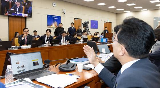 14일 서울 여의도 국회에서 열린 과학기술정보방송통신위원회 방송통신위원회 등에 대한 국정감사에서 박정훈 국민의힘 의원과 김우영 더불어민주당 의원이 문자메시지 공개와 관련해 설전을 벌이고 있다. 뉴스1