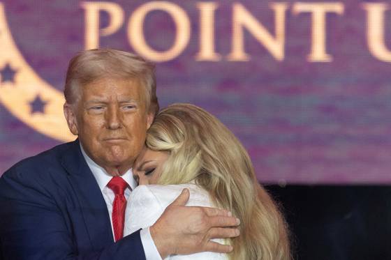 도널드 트럼프 미국 대통령(왼쪽) 지난달 21일 미국 애리조나주 스테이트 팜 스타디움에서 열린 청년 보수단체 운동가 찰리 커크 추모식에서 그의 부인 에리카를 포옹하며 위로하고 있다. 로이터=연합뉴스