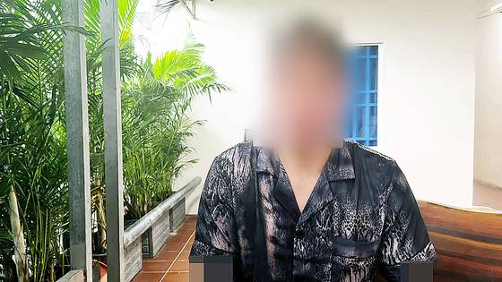 지난달 캄보디아 시하누크빌 범죄단지에서 구출된 한국인 B씨가 지난 14일(현지시간) 캄보디아 시하누크빌주 지방경찰청 내 이민국에서 취재진과 인터뷰를 하고 있다. 연합뉴스