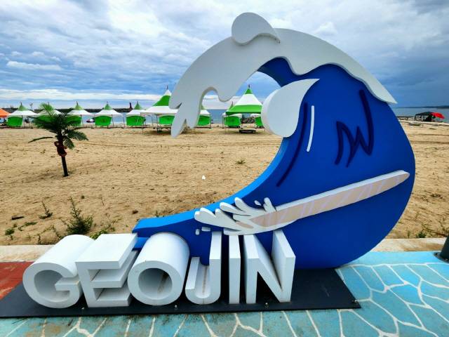 ▲ 고성군은 제24회 고성통일명태축제를 ‘굿럭 페스티벌’을 주제로 개최 일정을 예년보다 2주 앞으로 앞당겨 오는 11일부터 3일간 거진 11리 해변에서 개최할 계획이다.고성명태축제가 열릴 거진11리 해변. 전인수