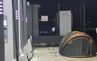 ▲ 양양 전기차 충전소 내 설치된 텐트. 출처 보배드림