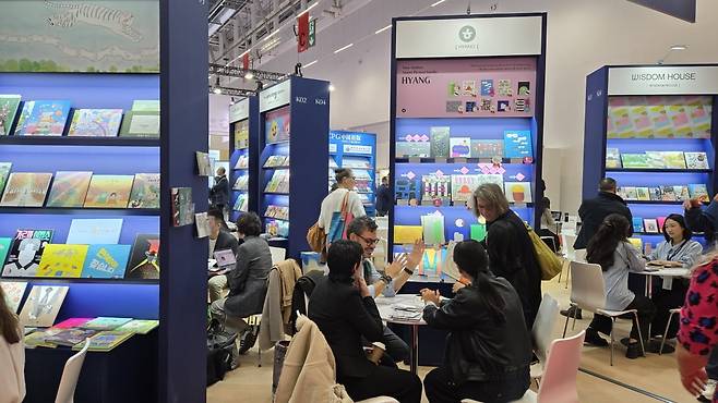 프랑크푸르트 국제도서전 행사장 내 한국 저작권 센터에서 국내외 출판 관계자들이 판권 계약을 논의 중인 모습.