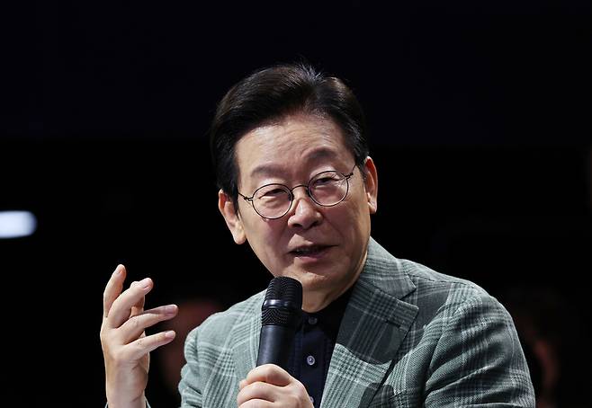 이재명 대통령이 14일 서울 동대문구 콘텐츠문화광장에서 디지털토크라이브 '국민의 목소리, 정책이 되다' 간담회를 하고 있다. 2025.10.14 / 사진=연합뉴스