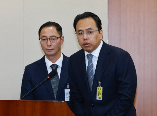 김범석 우아한형제들 대표(오른쪽)가 14일 서울 영등포구 여의도 국회에서 열린 공정거래위원회, 개인정보보호위원회 등에 대한 정무위원회 국정감사에 증인으로 출석, 의원 질의에 답변하고 있다. 왼쪽은 김명규 쿠팡이츠 대표. (사진=연합뉴스)