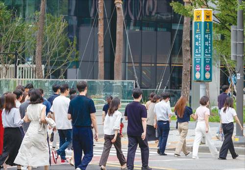 소득은 높지만 자산은 쌓이지 않는 ‘고소득 흙수저’가 늘고 있다. 이들은 ‘구조적 장벽’이 계층 이동 사다리를 끊었다고 토로한다. 사진은 여의도 전경. (매경DB)