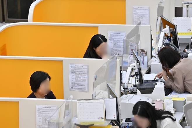 정부가 15일 최근 서울과 수도권 일부 지역의 집값이 급등에 대처하기 위해 주택시장 안정화 대책을 발표했다. 이날 발표된 안정화 대책은 조정대상지역 및 투기과열지구를 추가 지정하고, 수도권 규제지역 내 주택담보대출에 한해 스트레스 금리를 1.5%에서 3.0%로 상향 조정하는 등 부동산 관련 규제를 대폭 강화하는 것을 골자로 하고 있다. 이날 오전 서울 여의도 시내의 한 은행을 찾은 고객들이 업무를 보고 있다. 임세준 기자