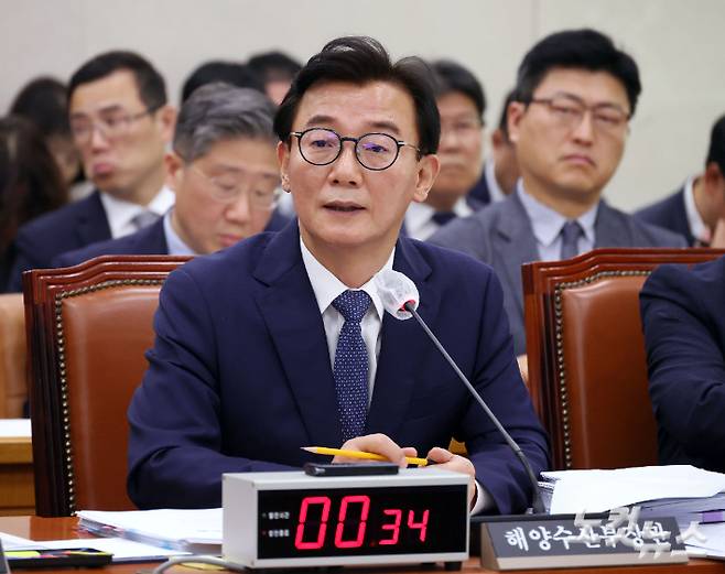 전재수 해양수산부 장관이 15일 오전 국회 농림축산식품해양수산위원회 해양수산부 국정감사에 출석해 질의에 답하고 있다. 황진환 기자