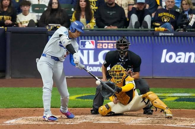 로스앤젤레스 다저스 오타니 쇼헤이가 15일(한국시간) 미국 위스콘신주 밀워키의 아메리칸 패밀리 필드에서 열린 2025 미국 메이저리그(MLB) 내셔널리그 챔피언십시리즈(NLCS) 밀워키 브루어스와의 2차전에서 타격하고 있다. AFP 연합뉴스