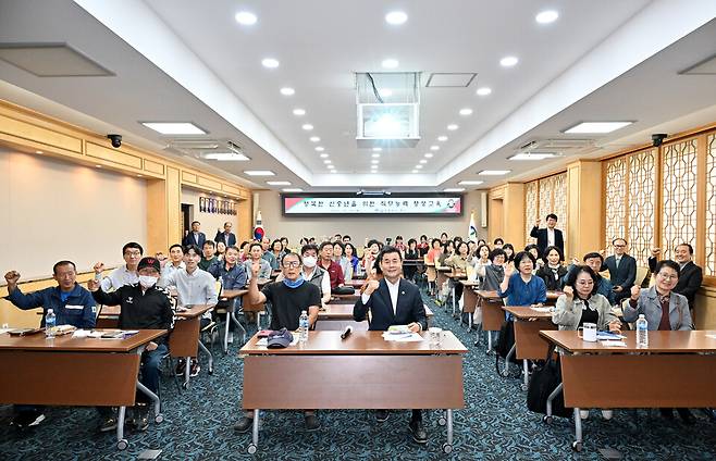 울산 중구(구청장 김영길)가 14일 오후 중구청 중회의실에서 신중년 사회공헌활동 지원사업 참여자 50명을 대상으로 '행복한 신중년을 위한 직무능력 향상 교육'을 실시했다. ⓒ울산 중구