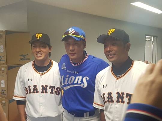 2017년 2월 오키나와에서 해후한 초노 히사요시(왼쪽)와 이승엽, 아베 신노스케 요미우리 현 감독. /사진=삼성 라이온즈