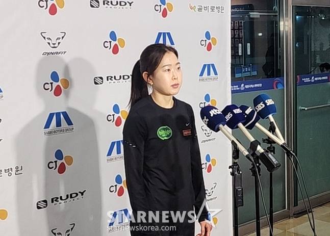 15일 레이스를 마친 김민선이 인터뷰를 하고 있는 모습. /사진=박수진 기자