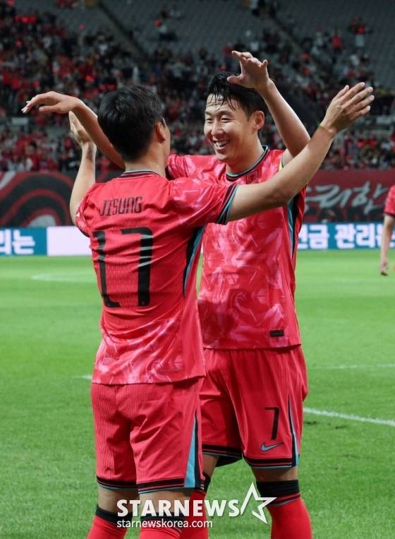 엄지성(왼쪽)과 손흥민. /사진=김진경 대기자