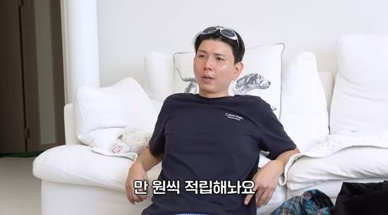 아들 옷을 구매한 제이쓴. 사진=유튜브 채널 '홍현희 제이쓴의 홍쓴TV'