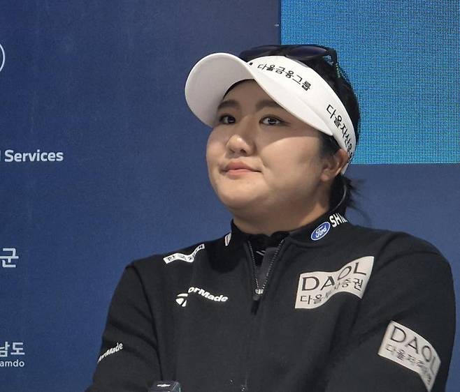 질문 듣는 유해란 (해남=연합뉴스) 김경윤 기자 = 유해란이 15일 전남 해남군 파인비치 골프링크스에서 열린 미국여자프로골프(LPGA) 투어 BMW 레이디스 챔피언십 미디어데이 공식 기자회견에서 질문을 듣고 있다. 2025.10.15. cycle@yna.co.kr