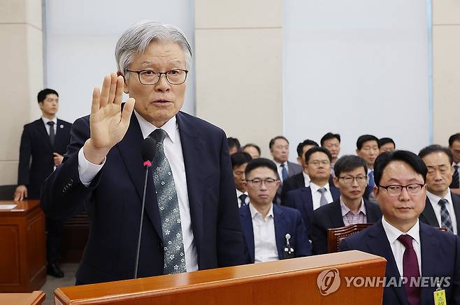 선서하는 최동석 인사혁신처장 (서울=연합뉴스) 박동주 기자 = 최동석 인사혁신처장이 15일 서울 여의도 국회에서 열린 행정안전위원회의 중앙선거관리위원회, 인사혁신처 등에 대한 국정감사에서 선서하고 있다. 2025.10.15 pdj6635@yna.co.kr