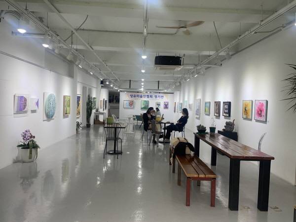 위-아트 갤러리에서 열린 장유미술인협회 제13회 정기전 모습. 17일까지 열린다.