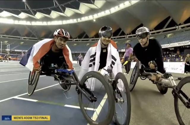 '2025 세계장애인육상선수권대회'에 출전한 경상북도장애인체육회 소속 유병훈 선수가 T53, 400m 결승선을 통과한 후 태극기를 두른 채 기념촬영하고 있다. 유병훈 선수 제공