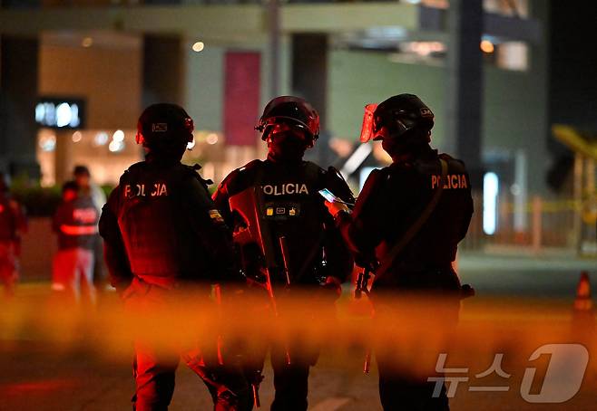 14일(현지시간) 에콰도르 과야킬의 한 쇼핑몰 밖에서 차량이 폭발한 현장에서 경찰관들이 경계를 서고 있다. 2025.10.14. ⓒ 로이터=뉴스1 ⓒ News1 윤다정 기자