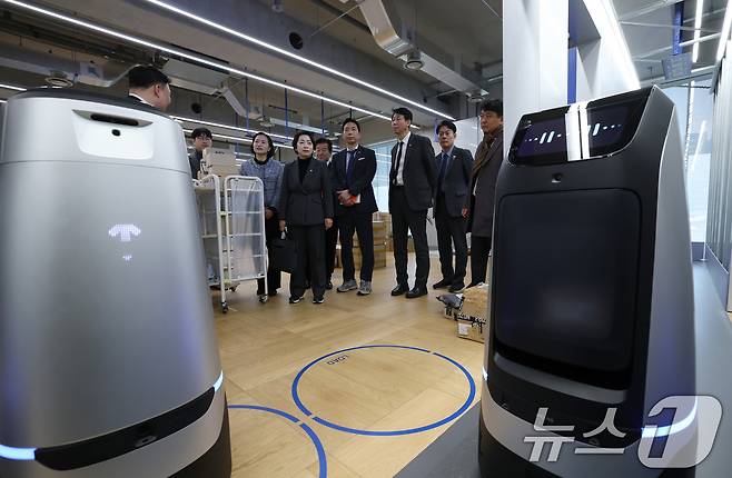 국회 과학기술정보방송통신위원들이 2월 19일 오전 경기 성남시 분당구 네이버 1784에서 열린 AI 산업 발전을 위한 현장 소통 간담회를 마치고 사내 배송 로봇 시연을 살펴보고 있다. 2025.2.19/뉴스1 ⓒ News1 김영운 기자
