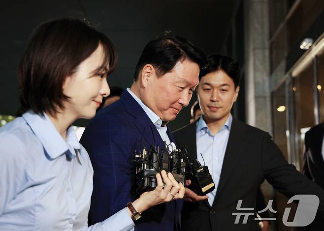 최태원 SK그룹 회장이 도널드 트럼프 미국 대통령과의 관세 협상 지원과 투자 유치 행사에 참석하기 위해 16일 오후 서울 강서구 김포비즈니스항공센터(SGBAC)를 통해 출국하고 있다. 이번 회동은 손정의 일본 소프트뱅크그룹 회장의 초청으로 오는 18일(현지시간)에 삼성, SK, 현대차, LG, 한화 등 국내 5대 그룹 총수들이 도널드 트럼프 미국 대통령의 사저가 있는 플로리다 마러라고 리조트를 방문할 예정이다. 2025.10.16/뉴스1 ⓒ News1 이호윤 기자