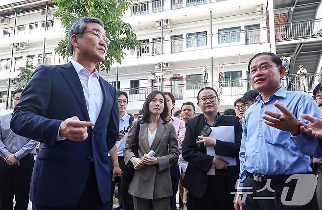 김진아 외교부 2차관과 박성주 경찰청 국가수사본부장이 16일(현지시간) 캄보디아 온라인스캠범죄단지로 알려진 태자단지를 방문해 현장점검하고 있다. 2025.10.16/뉴스1 ⓒ News1 김도우 기자