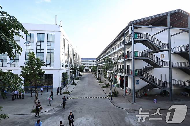 최근 캄보디아에서 한국인 대상 취업사기 및 감금 사건 등 각종 범죄에 연루된 사례가 수면 위로 드러나고 있다. 사진은 16일(현지시간) 캄보디아 프놈펜 인근 온라인스캠범죄단지인 태자단지. 2025.10.16/뉴스1 ⓒ News1 김도우 기자