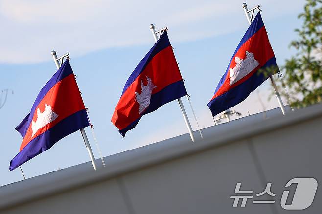 최근 캄보디아에서 한국인 대상 취업사기 및 감금 사건 등 각종 범죄에 연루된 사례가 수면 위로 드러나고 있다. 사진은 15일(현지시간) 캄보디아 테초국제공항에 게양된 캄보디아 국기. 2025.10.15/뉴스1 ⓒ News1 김도우 기자