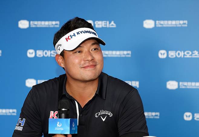PGA투어 입성에 성공한 이승택이 16일 서원밸리CC에서 열린 KPGA투어 더 채리티 클래식 2025 1라운드를 치른 뒤 밝은 표정으로 인터뷰하고 있다. 사진 | KPGA