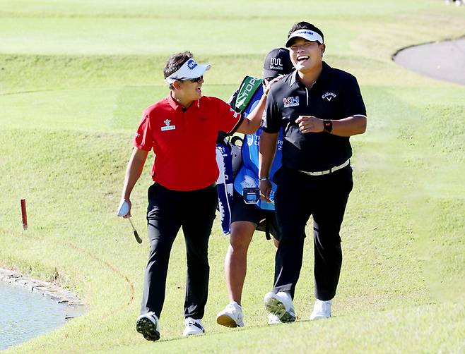 PGA투어 입성에 성공한 이승택(오른쪽)이 16일 서원밸리CC에서 열린 KPGA투어 더 채리티 클래식 2025 1라운드에서 박상현과 밝은 표정으로 대화하고 있다. 사진 | KPGA