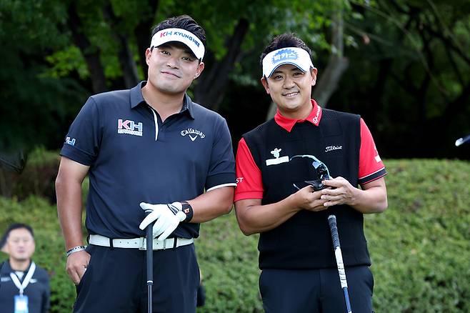 PGA투어 입성에 성공한 이승택(왼쪽)이 16일 서원밸리CC에서 열린 KPGA투어 더 채리티 클래식 2025 1라운드에 앞서 박상현과 포즈를 취하고 있다. 사진 | KPGA