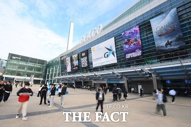 지난해 11월 14일 부산 해운대구 벡스코에서 개최된 '지스타 2024' 행사장 앞 관람객들이 이동하고 있다. /더팩트 DB