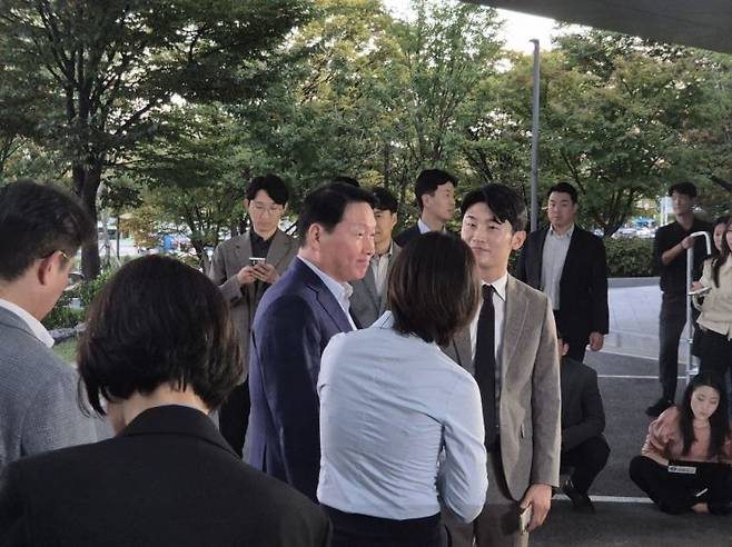 최태원 SK그룹 회장이 도널드 트럼프 미국 대통령과의 관세 협상 지원과 투자 유치 행사에 참석하기 위해 16일 오후 서울 강서구 김포비즈니스항공센터(SGBAC)를 통해 출국하고 있다. 오지은 기자