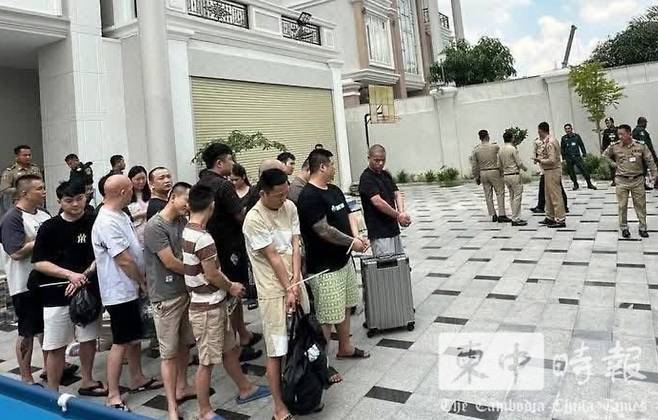 캄보디아 경찰이 10월 9일 프놈펜시 한 빌라에서 보이스피싱 사기조직을 급습해 18명의 용의자를 체포하고 있다./캄보디아 차이나 타임스 캡처