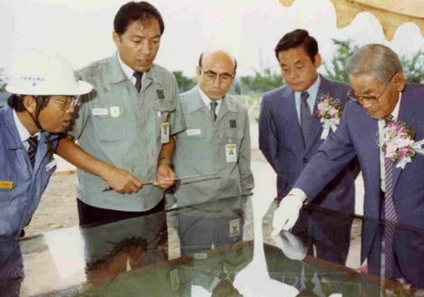 1987년 삼성전자 반도체공장 3라인 기공식에 참석한 고 이병철(맨 오른쪽) 삼성그룹 창업자와 이건희(오른쪽에서 둘째) 회장