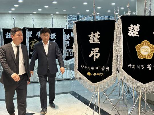 최충규 대덕구청장이 16일 대전 서구 을지대병원에 마련된 이상민 전 국회의원의 빈소에 들어서고 있다. 최다인 기자