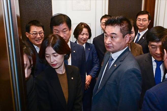 추미애 법제사법위원장과 국민의힘 소속 의원을 제외한 법제사법위원들이 15일 서울 서초구 대법원에서 현장 점검을 위해 승강기에 오르고 있다. ⓒ국회사진기자단