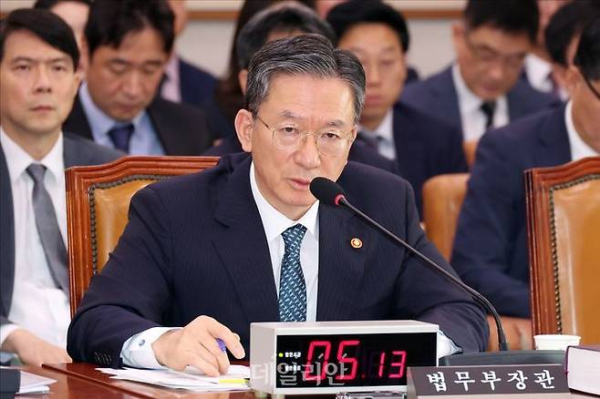 정성호 법무부 장관이 지난 14일 국회에서 열린 국회 법제사법위원회 법무부 등에 대한 2025 국정감사에서 질의에 답변하고 있다. ⓒ데일리안 홍금표 기자