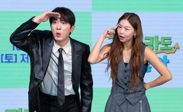 방송인 김원훈(왼쪽), 송해나가 16일 오전 서울 마포구 쇼킹케이팝센터에서 열린 ENA 예능 프로그램 '길치라도 괜찮아' 제작발표회에서 포즈를 취하고 있다. 뉴시스